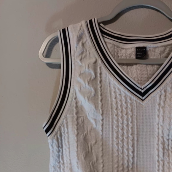 SHEIN White Cable Knit V-Neck Cropped Tank with Black Trim - Picture 5 of 11
